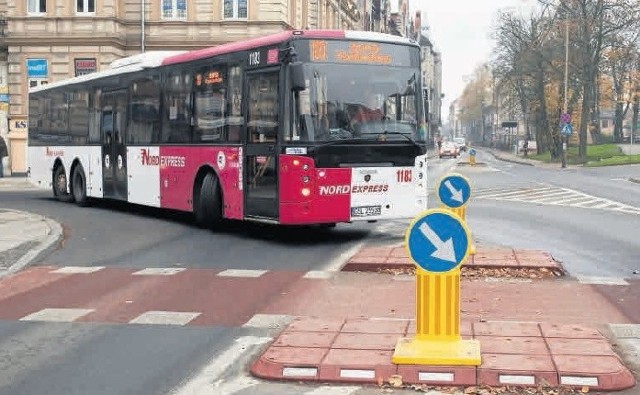 Kierowcy autobusów, którzy skręcają z ulicy Wojska Polskiego w prawo, w ul. Kołłątaja, muszą się nakręcić. Wszystko przez pobliską wysepkę i przejście dla rowerzystów.