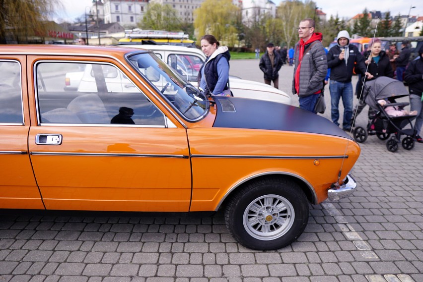 Mały fiat, mercedes, a nawet syrenka. Lubelskie klasyki rozpoczęły sezon! [ZDJĘCIA]