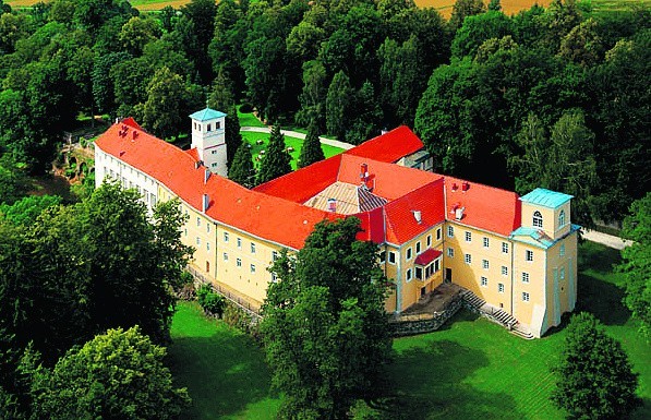 Zamek na skale w Trzebieszowicach. Dziś działa tu nowoczesny, czterogwiazdkowy hotel