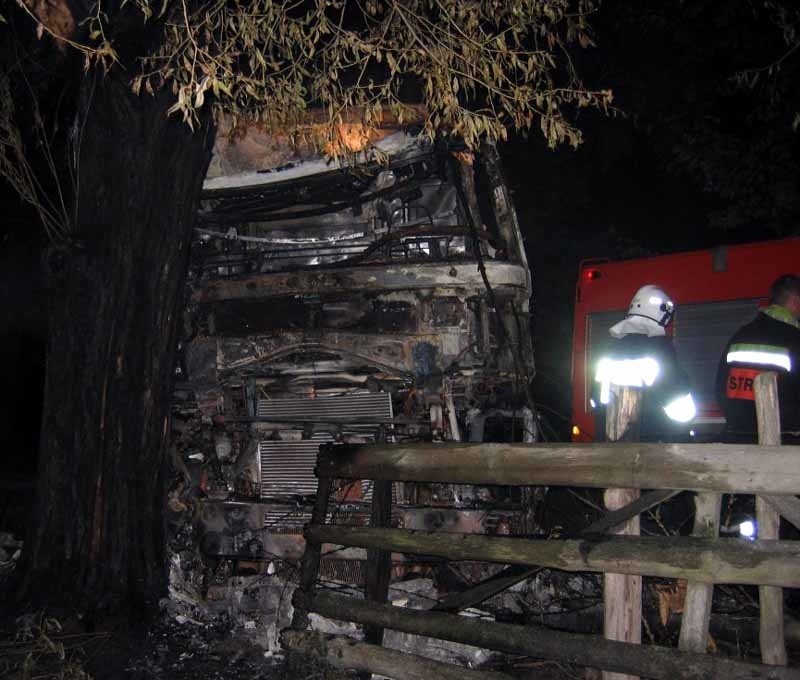 Kierowca sam wyszedł z pojazdu i próbował ugasić ogień.