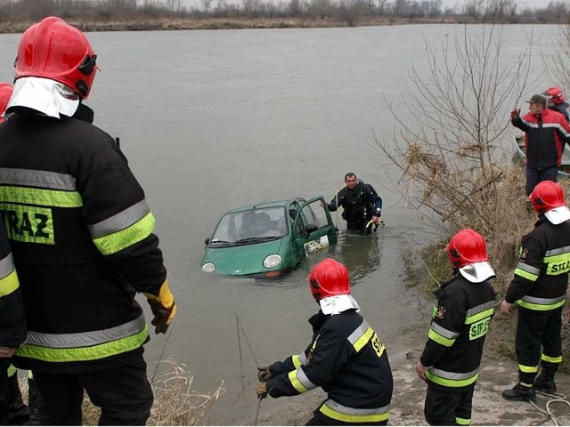 Samochód utopil sie w Wiśle w TarnobrzeguW poniedzialek w Tarnobrzegu samochód daewoo matiz... utopil sie w Wiśle.