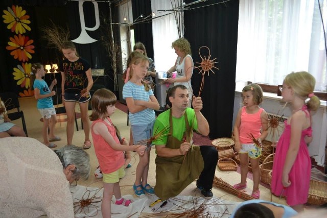 Dzieci w Skaryszewie mają okazję ciekawie spędzić czas na zajęciach w Miejsko &#8211; Gminnym Ośrodku Kultury. Uczą się choćby sztuki wyplatania z wikliny.
