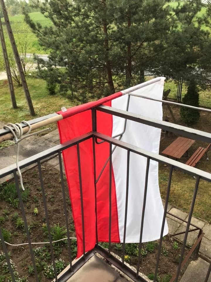 Zdjęcie flagi na swoim balkonie – wywieszoną jeszcze 1 maja...