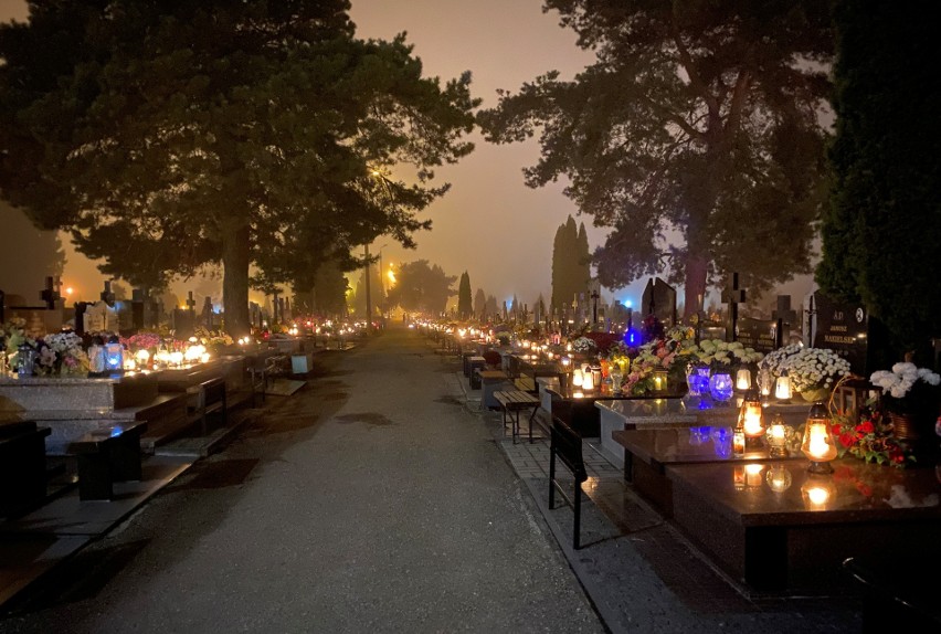 Cmentarz parafialny w Ostrołęce nocą, 31.10.2022. Zdjęcia