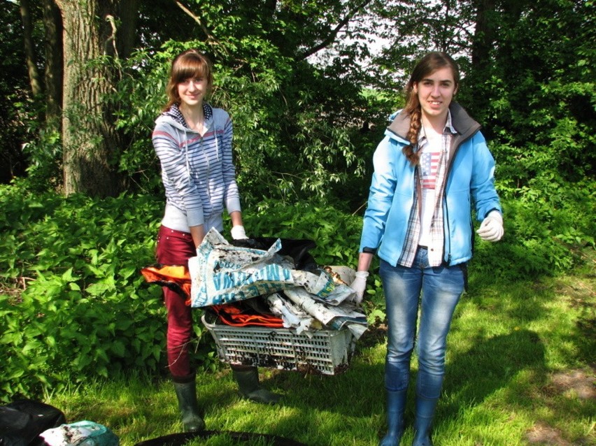 Skarbienice. Uczniowie Zespołu Szkół w Kowalewie sprzątają okolicę jeziora
