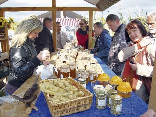 Podczas dożynek w Siemczynie stoisko z Miodami Drahimskimi było oblegane przez uczestników.