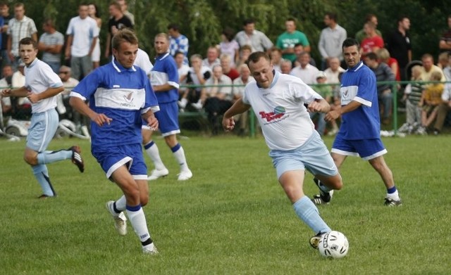 Finał plebiscytu przed rokiem: Plantator Nienadówka (białe koszulki) zmierzył się z piłkarską drużyną Nowin.