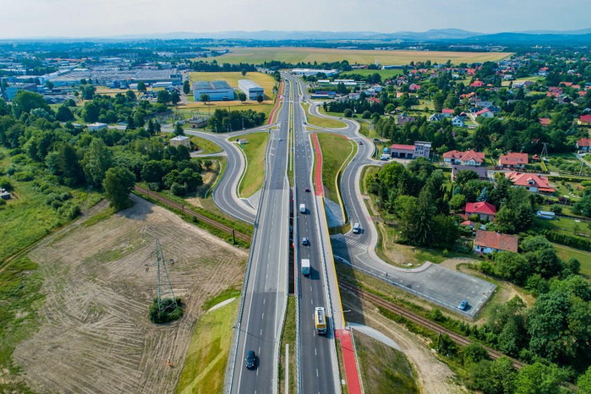 Rozbudowana DK28 na odcinku przebiegającym przez Krosno oficjalnie otwarta. Ostatnie "wąskie gardło" zlikwidowane [ZDJĘCIA]