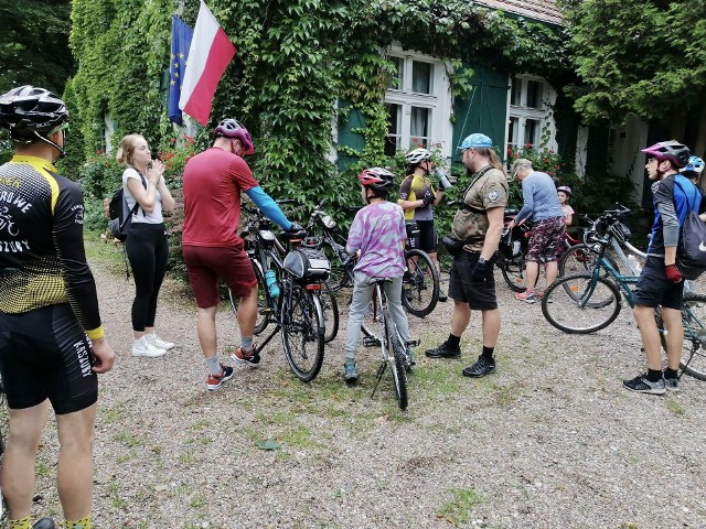 Rajd rowerowy z Będomina do Sikorzyna i piknik we Wdzydzach były okazją do lepszego poznania Kaszub i znanych patriotów pochodzących  z tego regionu.