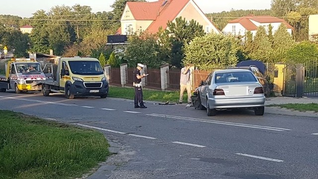 Do kolizji dwóch aut doszło w poniedziałek po południu. Jeden z kierowców uciekł z miejsca zdarzenia