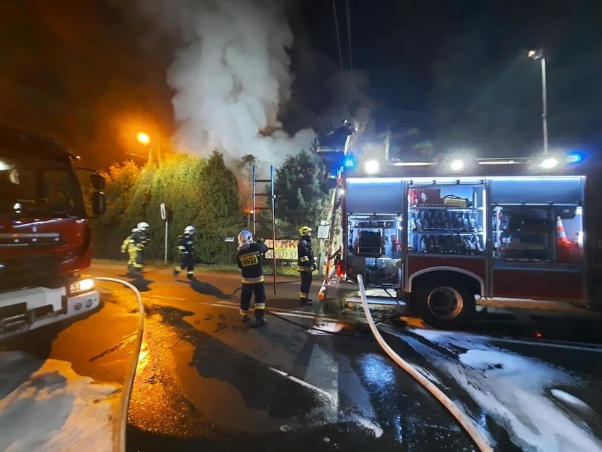 Pożar budynku w Balicach. Wewnątrz są samochody objęte ogniem