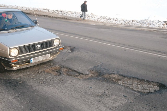 Dziur na ulicach miasta jest coraz więcej