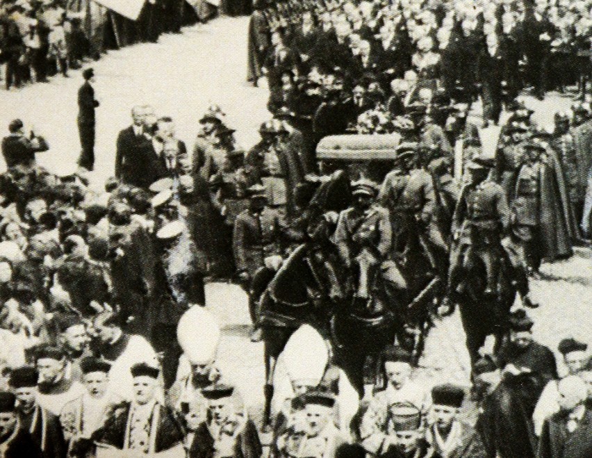Pierwszy pogrzeb Bronisława Pierackiego w 1934 r. był wielką manifestacją w Nowym Sączu