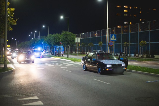 Około godziny 19 w Słupsku  przy ulicy 11 Listopada doszło do potrącenia. Według nieoficjalnych informacji od świadków zdarzenia, poszkodowane zostały 2 osoby które zostały odwiezione do szpitala. Nie wiadomo w jakim są stanie. Na miejscu zdarzenia pracowali policjanci słupskiej drogówki.
