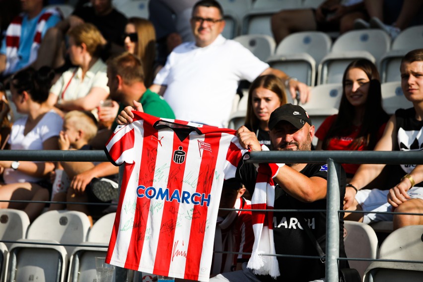 "Dzięki za walkę!". I za zwycięstwo. Kibice na meczu Cracovia - Korona. Byli też fani z Kielc [ZDJĘCIA]