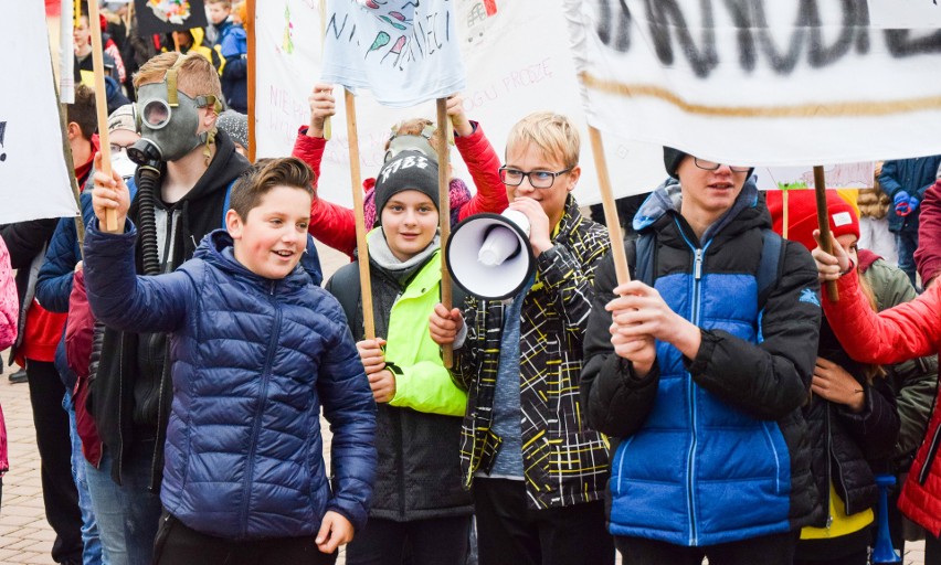 Antysmogowa manifestacja dzieci i młodzież ze szkół i...