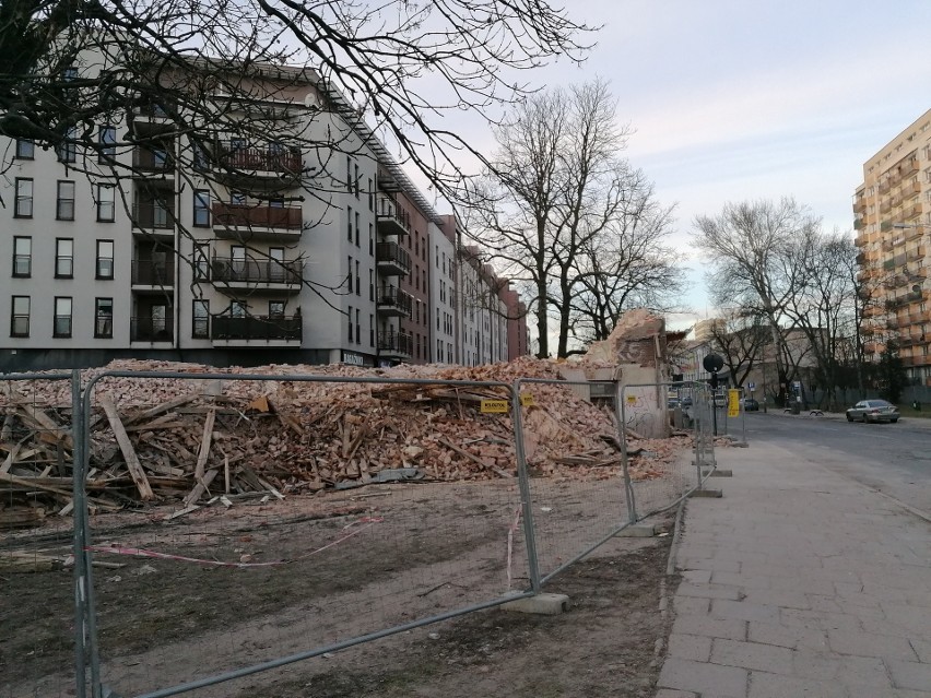 Łódź: o krok od tragedii. Z wyburzanej kamienicy przy ul. Żeligowskiego odpada duży fragment muru, kilka metrów dalej idzie człowiek FILM