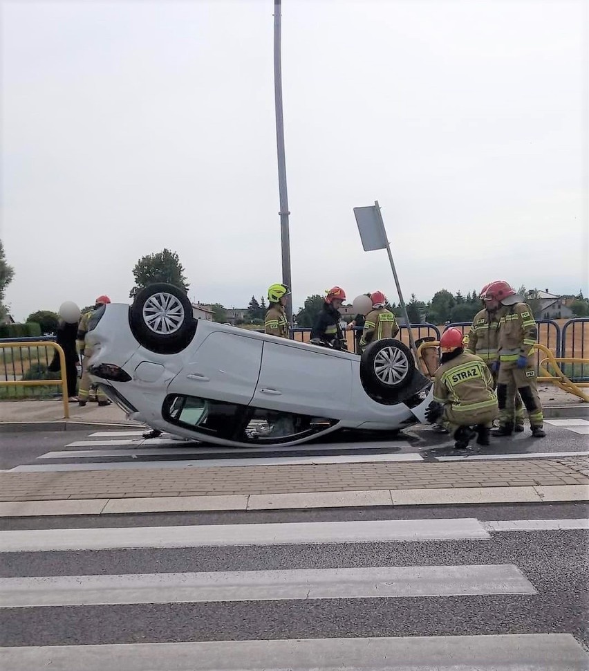 Dachowania samochodu osobowego na DK25 w Tryszczynie, w...