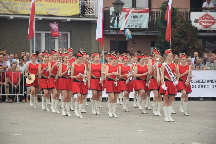 Parada i tańce instrumentalistów w Skale. Festiwal Orkiestr Wojskowych i Dętych