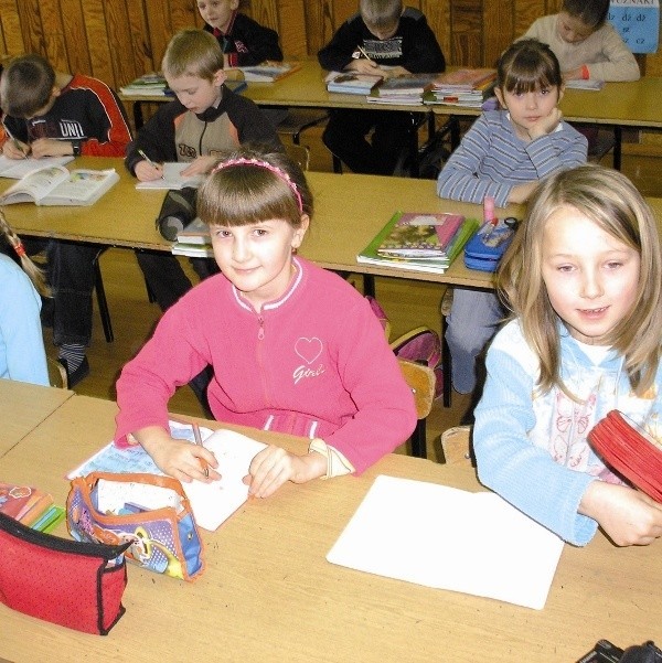 Tak cieszyły się dzieci na wieść o tym, że kurator nie pozwala zamknąć ich ukochanej szkoły. Teraz Jadwiga Szczypiń znów musi rozpatrywać sprawę