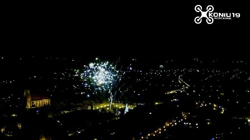 Przeżyjmy to jeszcze raz - widowiskowy pokaz fajerwerków na powitanie Nowego Roku w Żorach - ZDJĘCIA I FILM Z DRONA