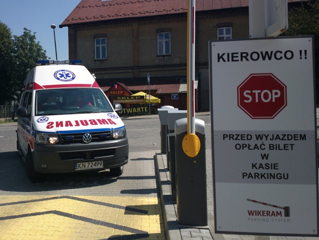 Ratownicy pogotowia alarmują, że obecny system parkingowy przy sądeckim szpitalu zagraża bezpieczeństwu pacjentów. Karetki na sygnale muszą czekać, aż szlaban w końcu uniesie się w górę