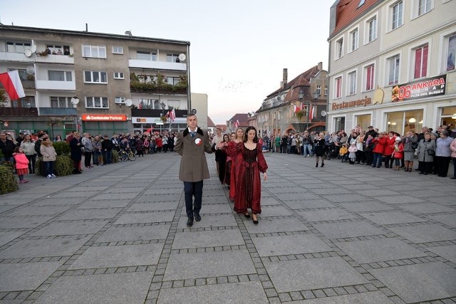 W Kożuchowie była wystawa, odsłonięcie pamiątkowej tablicy, msza święta w intencji Ojczyzny, program artysty6czny przygotowany przez uczniów i polonez na Rynku.100 Rocznicę Święta Niepodległości w gminie Kożuchów rozpoczęto od odsłonięcia tablicy pamiątkowej "Honorowi Obywatele Kożuchowa" na ul. Zielonogórskiej, po czym wszyscy udali się do kościoła, gdzie została odprawiona msza święta w intencji Ojczyzny, w której wzięli udział burmistrz Paweł Jagasek, przewodniczący rady miejskiej Ireneusz Drzewiecki, przedstawiciele samorządu, służby mundurowe, poczty sztandarowe oraz mieszkańcy. O uroczystą oprawę  zadbała Kompania Honorowa 11 Batalionu Dowodzenia z Żagania oraz Kożuchowska Orkiestra Dęta.Po mszy uczestnicy uroczystości udali się na kożuchowski cmentarz, gdzie złożono wieńce i zapalono znicze pod Pomnikiem Żołnierzy Wojska Polskiego. Świętowanie kontynuowano w Centrum Kultury „Zamek”, gdzie program artystyczny pn."Oni też byli dziećmi" przygotowali uczniowie  Szkoły Podstawowej nr 2 w Kożuchowie.Następnie nastąpiło otwarcie wystawy "MIDDLE AGES". O godzinie 16 na kożuchowskim rynku kontynuowano wspólne świętowanie 100-lecia Niepodległej - SP nr 2 „Nitki” z Nowej Soli wraz z SP nr 1 i SP nr 2 z Kożuchowa zatańczyli poloneza z kożuchowianami. Władze Kożuchowa dziękują za udział w obchodach Narodowego Święta Niepodległości mieszkańcom Kożuchowa, zaproszonym gościom, żołnierzom z kompanii honorowej 11 Batalionu Dowodzenia w Żaganiu, pocztom sztandarowym i delegacjom szkół podstawowych, gimnazjum, Ochotniczym Strażom Pożarnym, a także kożuchowskiej Orkiestrze Dętej, która swym występem uświetniła organizację dzisiejszych obchodów. Szczególne słowa podziękowania składam Komitetowi Honorowemu do spraw obchodów 100-lecia Niepodległej, uczniom ze Szkoły Podstawowej oraz nauczycielom za przygotowanie programu artystycznego z okazji dzisiejszego święta oraz Renacie Sawickiej-Dytko za zorganizowanie poloneza na kożuchowskim rynku".Zobacz wideo: "Niepodległa do hymnu!". Cała Polska zaśpiewała Mazurka Dąbrowskiegoźródło:TVN24