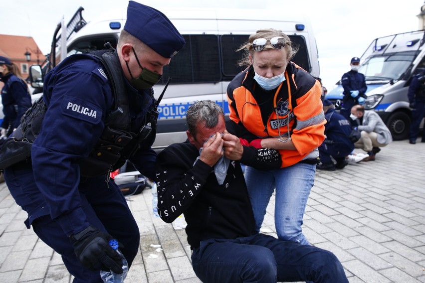 Warszawa: Strajk przedsiębiorców 16 maja [zdjęcia] Jacek Bury z KO zatrzymany. Policja: Senator nie chciał opuścić radiowozu