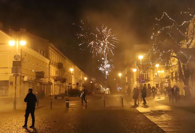 Radom o północy. Tak wyglądało przywitanie Nowego Roku na ulicy Żeromskiego, głównym deptaku miasta. Więcej z imprez na kolejnych zdjęciach