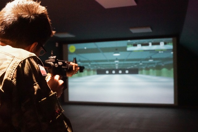 Strzelanie w wirtualnej strzelnicy w  Regionalnym Centrum Edukacji Zawodowej