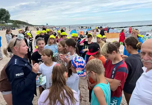 Koszalińscy policjanci wspólnie z ratownikami spotykali się na mieleńskiej plaży z turystami podczas projektu „Bezpieczna plaża”.