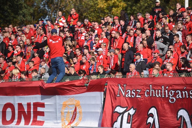 Elana Toruń przegrała 0:1 z Widzewem Łódź. Jedyną bramkę dla gości zdobył z rzutu karnego Marcin Robak. Dwukrotny król strzelców Ekstraklasy bez problemów pokonał Jakuba Knuta w 26. minucie spotkania. W pierwszej połowie Widzew miał przewagę pozycyjną, ale liczba naprawdę dobrych okazji, jakie stworzyli sobie goście, wcale nie była duża. Torunianie też nie mieli bardzo wielu szans, jednak  znacząco nie ustępowali Widzewowi.W drugiej połowie najlepszy moment torunianie mieli na samym końcu spotkania. W ostatniej akcji meczu Patryk Urbański był o krok od wyrównania, ale bramkarz Wojciech Pawłowski zdołał wybić piłkę, która już niemal przekraczała linię bramkową. Doskonała interwencja uratowała Widzew przed stratą gola. Chwilę później sędzia skończył mecz.Wcześniej kibice obu drużyn, zaprzyjaźnieni i tworzący dobre widowisko na trybunach, obejrzeli mecz walki, w którym nie brakowało ostrej gry. Najgorzej wyszedł na tym Krzysztof Kołodziej. - Nie może stanąć na nogę. Musi pojechać na rentgen. Trzeba sprawdzić, czy kość w nodze pękła, czy nie - powiedział Ariel Jakubowski, trener Elany.Szkoleniowiec torunian nie ukrywał, że żałuje straty punktów. - Szkoda, bo uważam, że mecz mógł się podobać kibicom. Mieliśmy w 1. połowie okazje może nie czyste, ale jednak podbramkowe. Po przerwie bramkarz gości obronił wiele piłek. Kreowania gry ofensywnej było u nas więcej niż u Widzewa. Zabrakło jednak skuteczności i cwaniactwa. Sędzia mylił się wielokrotnie, ale  na to nie mamy wpływu. Cały stadion widział rękę bramkarza za polem karnym. Były agresywne faule, bo sędzia do tego dopuścił. Taka jest jednak piłka, na to się nie skarżę. Liczba punktów bardzo martwi. Trzeba je zdobywać, ale rozmawialiśmy w szatni, że jeśli nasza gra tak będzie wyglądała, to wcześniej czy później punkty na pewno będą - powiedział Jakubowski.Jak się okazało, była to jego ostatnia konferencja w roli trenera. Kilkadziesiąt minut po meczu toruński klub poinformował, że umowa z Jakubowskim została rozwiązana za porozumieniem stron.Marcin Kaczmarek, szkoleniowiec Widzewa, podkreślał wagę wygranej na wyjeździe. - Na boisku było dużo walki, nawet walki wręcz. Mieliśmy większe posiadanie piłki, ale nie przekładało się to na klarowne sytuacje. Sami narobiliśmy sobie biedy w końcówce, bo jakbyśmy trafili na 2:0, to byłoby już łatwo. Punkty z wyjazdu są podwójnie cenne. Teraz czekają nas dwa mecze u siebie - powiedział Kaczmarek.Elana Toruń - Widzew Łódź 0:1 (0:1)0:1 Robak (26 karny)Elana: Knut - Onsorge, Dobosz, Urbański, Andrzejewski (69 Górka) - Kryszak, Kisiel (69 Sokół), Zagórski (60 Kołodziej, 77 Boniecki), Stryjewski, Kościelniak - KozłowskiPOLUB NAS NA FACEBOOKU Nie wiesz, jak skorzystać z PLUSA? Kliknij TUTAJ;nf, a dowiesz się więcej![lista][*] Co dostanę w ramach abonamentu?;nf[*] Dlaczego mam płacić za treści w sieci?;nf[*] Najczęstsze pytania;nf[/lista]