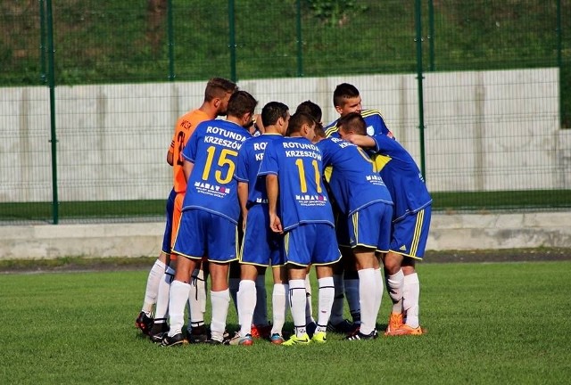 Ekipa Rotundy Krzeszów już po pierwszym barażowym meczu praktycznie zapewniła sobie awans do stalowowolskiej klasy okręgowej.