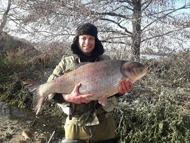 Mateusz Sznajder złowił tę rybę w jeziorze rudnickim w Grudziądzu. To tołpyga. Miała 110 cm długości i ważyła 34 kg. Jak zaznacza pan Mateusz, który należy do przystani Hydro Vacuum Koło nr 31, ryba po szybkiej sesji zdjęciowej i długim natlenieniu wróciła do jeziora. - W ten dzień kończyłem sezon spinningowy i chowałem łódkę na zimę do hangaru. I trafił się taki okaz! To chyba największa ryba złowiona na wędkę w tym jeziorze. Walka z nią trwała 45 minut - mówi Mateusz Sznajder z Grudziądza. 