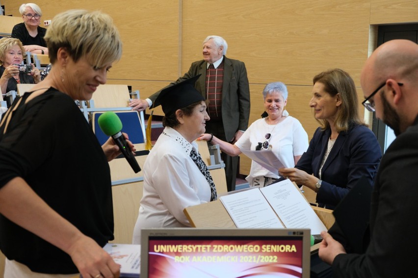 Seniorzy z dyplomami. Zakończyła się kolejna edycja Uniwersytetu Zdrowego Seniora na UMB (foto)