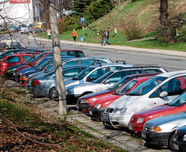 O miejsce parkingowe pod cmentarzami będzie bardzo trudno