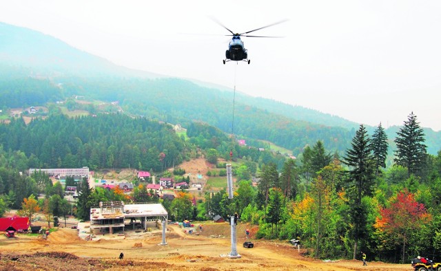 Październik 2015 r. Montaż słupów pod kolejkę w ośrodku Beskid Arena w Szczyrku Biłej