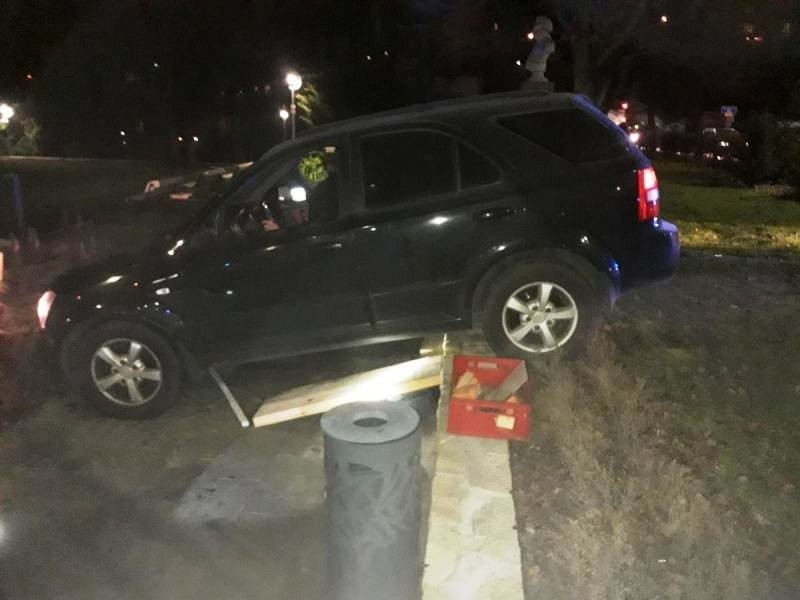 Krynica- Zdrój. Wypadek na ul. Pułaskiego. Samochód skończył podróż w Parku Zdrojowym. Zdjęcia