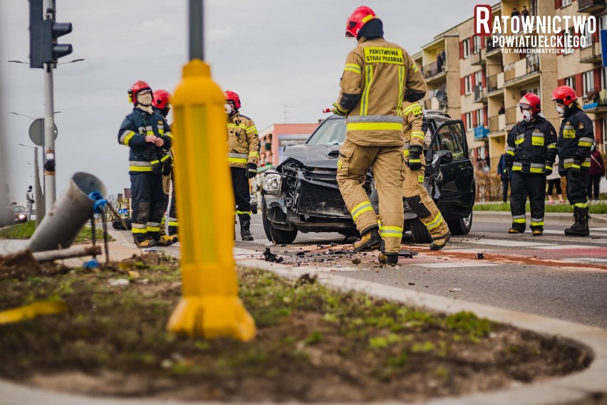 Ełk. Wypadek na ul. Kilińskiego. Toyota uderzyła w sygnalizator (zdjęcia)