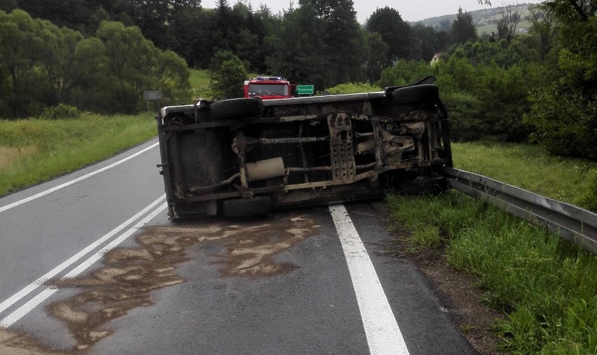 Na drodze krajowej nr 28 koło Birczy kierowca nissana z przyczepką przewrócił samochód [ZDJĘCIA]