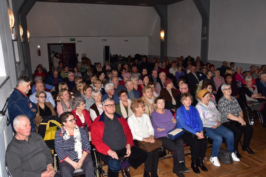 Teatr Odnowa z Rogowa wystąpił w Żnińskim Domu Kultury.