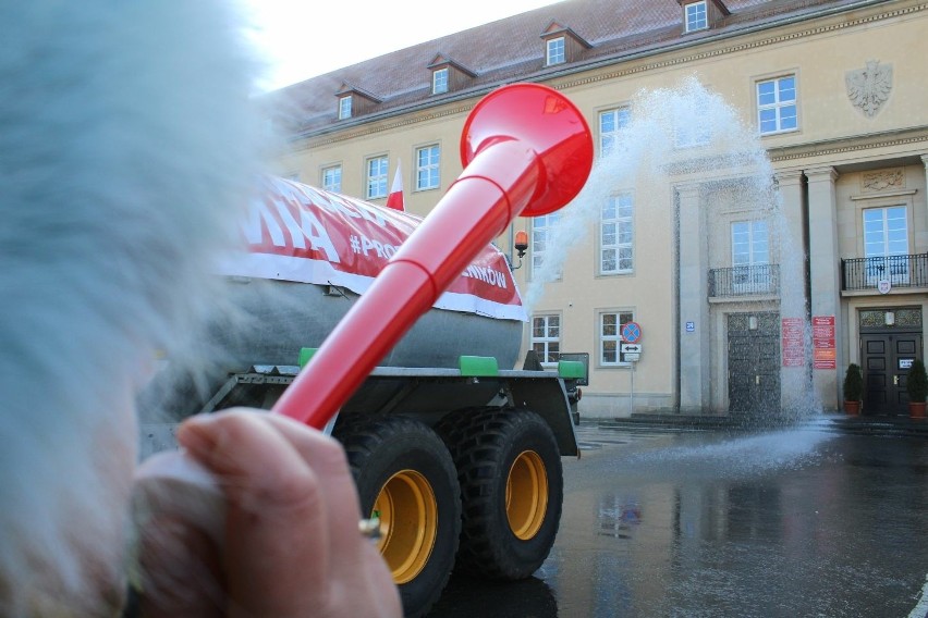 Protest rolników przed delegaturą Urzędu Wojewódzkiego w...