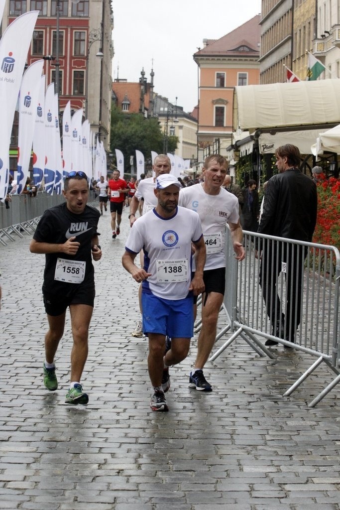 Maraton Wrocław - ZDJĘCIA - zawodnicy z numerami 1401 - 1600