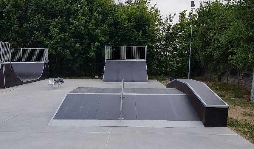 Skatepark przy szkole w Lipsku już prawie gotowy. Nowe miejsce dla młodzieży powstaje przy miejscowej szkole podstawowej