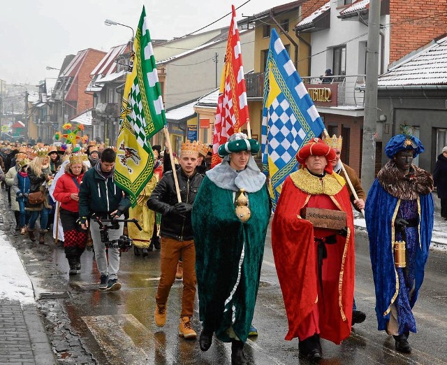 Orszak Trzech Króli na ulicy 3 Maja w Proszowicach