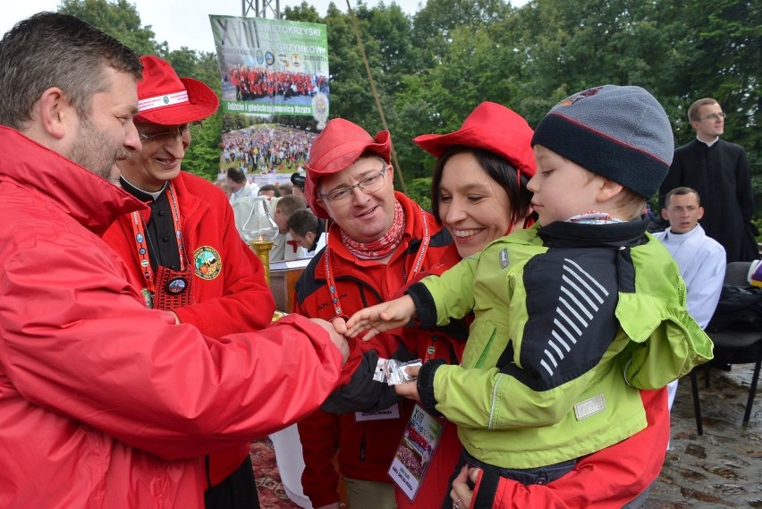 Trzy tysiące pielgrzymów z trzech diecezji dotarło na Święty Krzyż (WIDEO, zdjęcia)