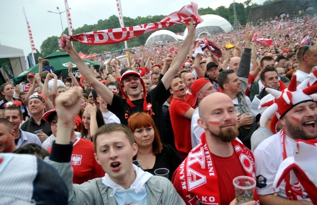 Strefa kibica w Gdańsku, w której kibice oglądają inauguracyjny mecz Euro 2012 Polska - Grecja (8.06.2012)