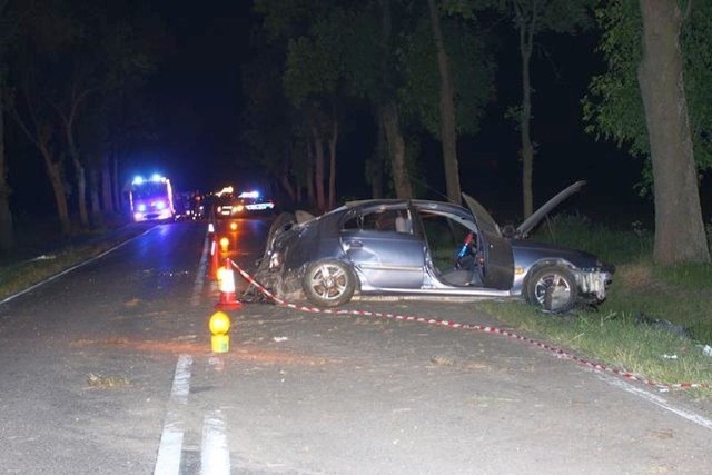 Na drodze krajowej nr 66 toyota prowadzona przez 18-latka zderzyła się z drzewem, a następnie z drugim autem. Pasażerka zginęła na miejscu.
