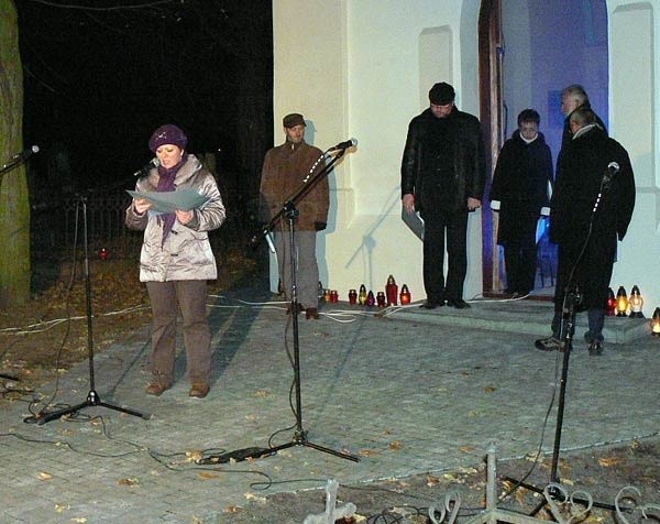 Teatr Słowa z Tarnobrzeskiego Domu Kultury zaprezentował na miechocińskim cmentarzu fragmenty utworów takich poetów, jak Krzysztof Kamil Baczyński.