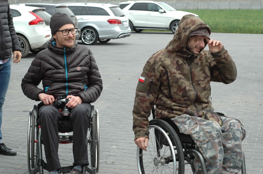 Z wózków inwalidzkich przesiądą się do land rovera i objadą obie Ameryki [FOTO]